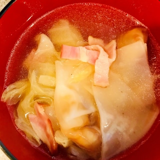 キャベツとベーコン、ネギ味噌ワンタンのスープ